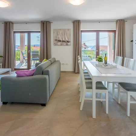 Daire Anton 3 Spacious With A Large Terrace