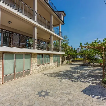 Daire Anton 3 Spacious With A Large Terrace Crikvenica
